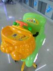 Enfants doux verts à la maison de balancement montant la machine avec l'oscillation de musique/dinant la chaise