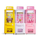Les ciseaux fous ont coupé la couleur de distributeur automatique de cadeau de poupées blanche/rose/jaune