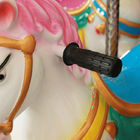 Les enfants de machine d'arcade d'enfants de parc d'attractions joyeux vont petit carrousel de rond