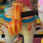 Les enfants de machine d'arcade d'enfants de parc d'attractions joyeux vont petit carrousel de rond