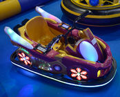 Le parc d'attractions électrique vont kart pour des enfants/enfants montent sur des voitures avec la pédale