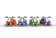 Le parc d'attractions électrique vont kart pour des enfants/enfants montent sur des voitures avec la pédale