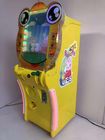 Le joueur simple badine la machine d'arcade/machine attrayante de jeu de capsule