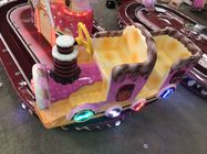Les enfants à jetons montant la machine/train électronique de rotation de château vont autour du carrousel
