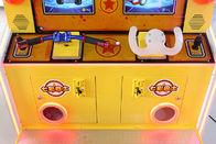 2 enfants de joueur conduisant le mail d'Arcade Game Machine For Shopping