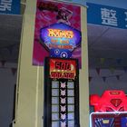 Marteau frappant la machine à jetons de jeu de billet de loterie de jeu